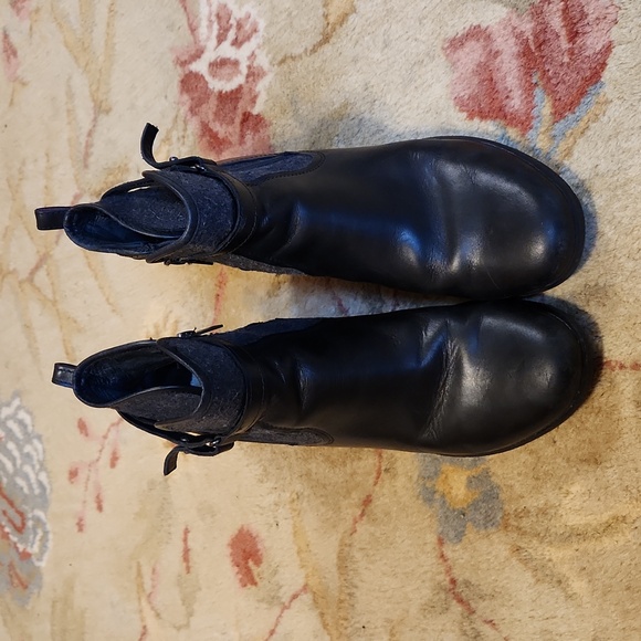 UGG Emalie waterproof wedge ankle bootie, black, size 8 - Picture 3 of 12